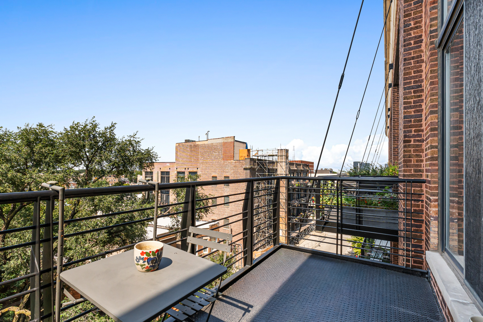 1935 N Fairfield Avenue Unit: 402