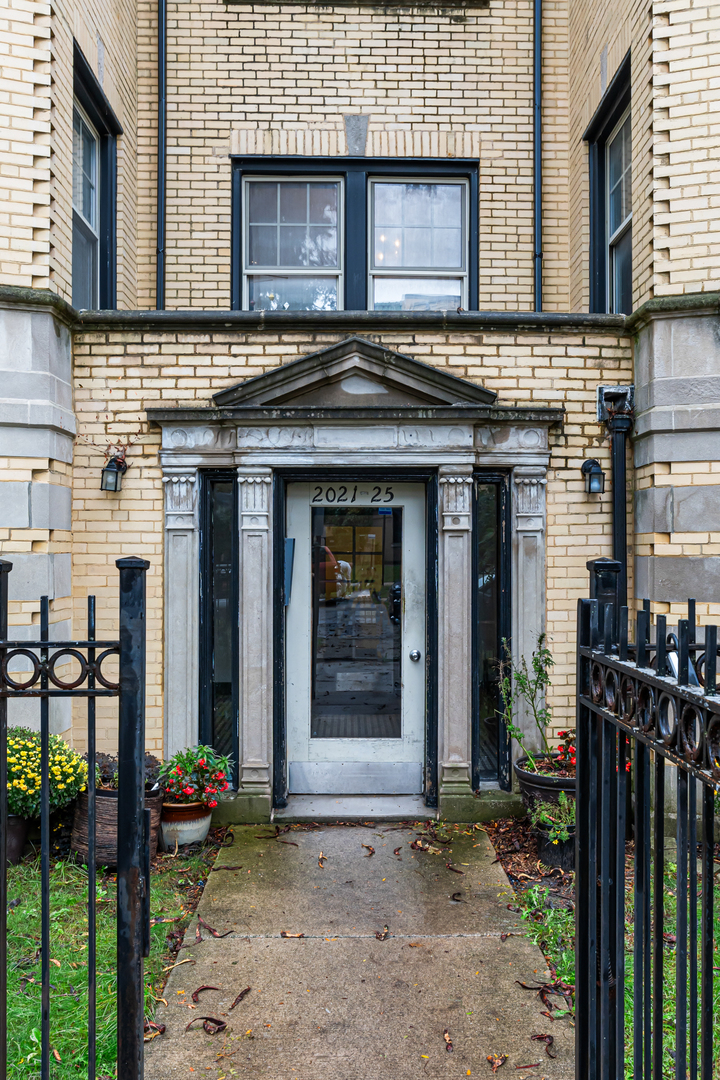 2021 W ARTHUR Street Unit: 2E