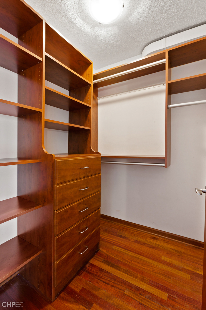330 W Diversey Parkway Unit: 807-809