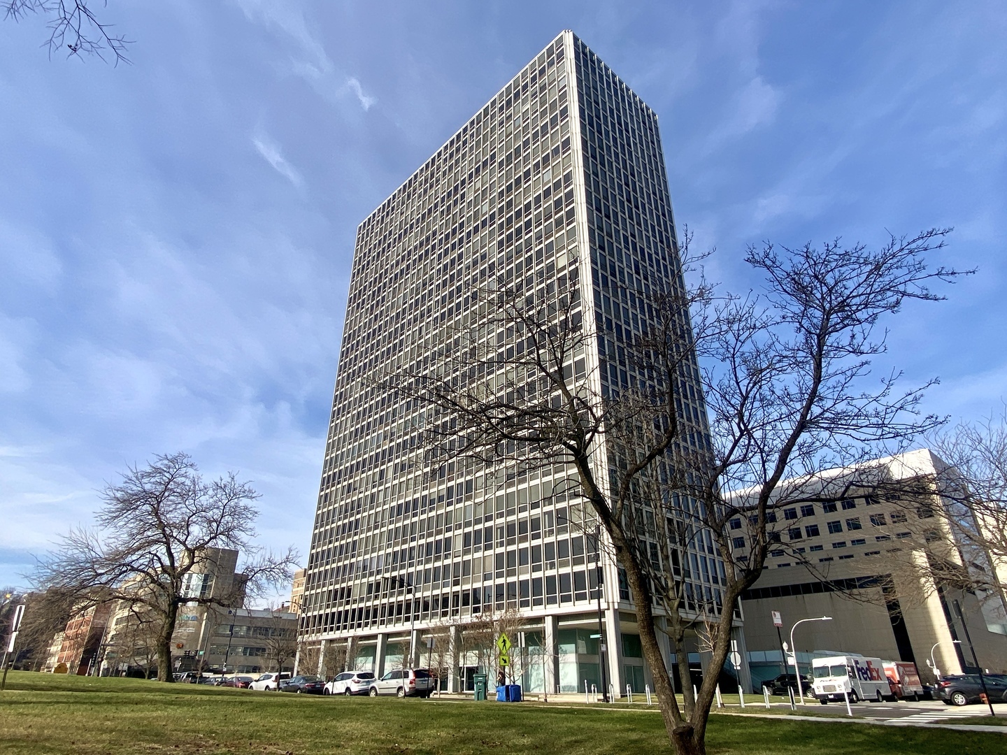 330 W Diversey Parkway Unit: 807-809