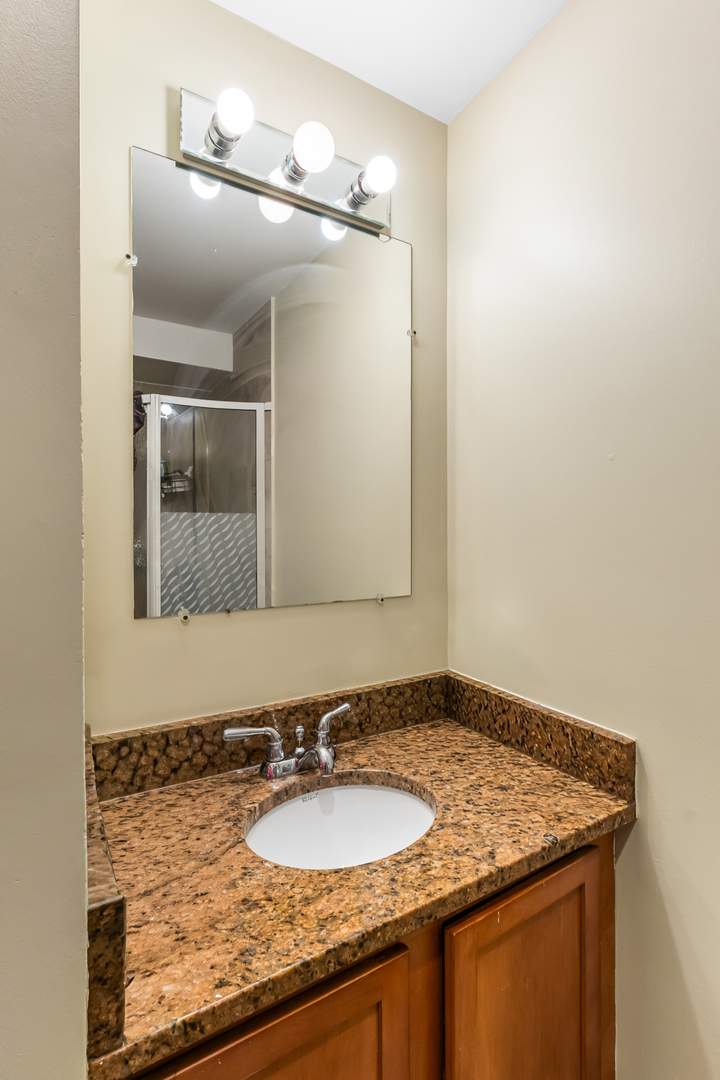 2319 W Rosemont Avenue Unit: G