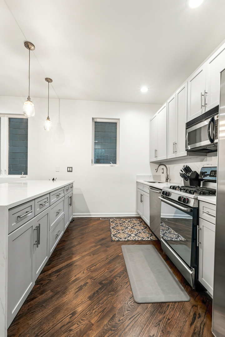 942 N Wolcott Avenue Unit: 1
