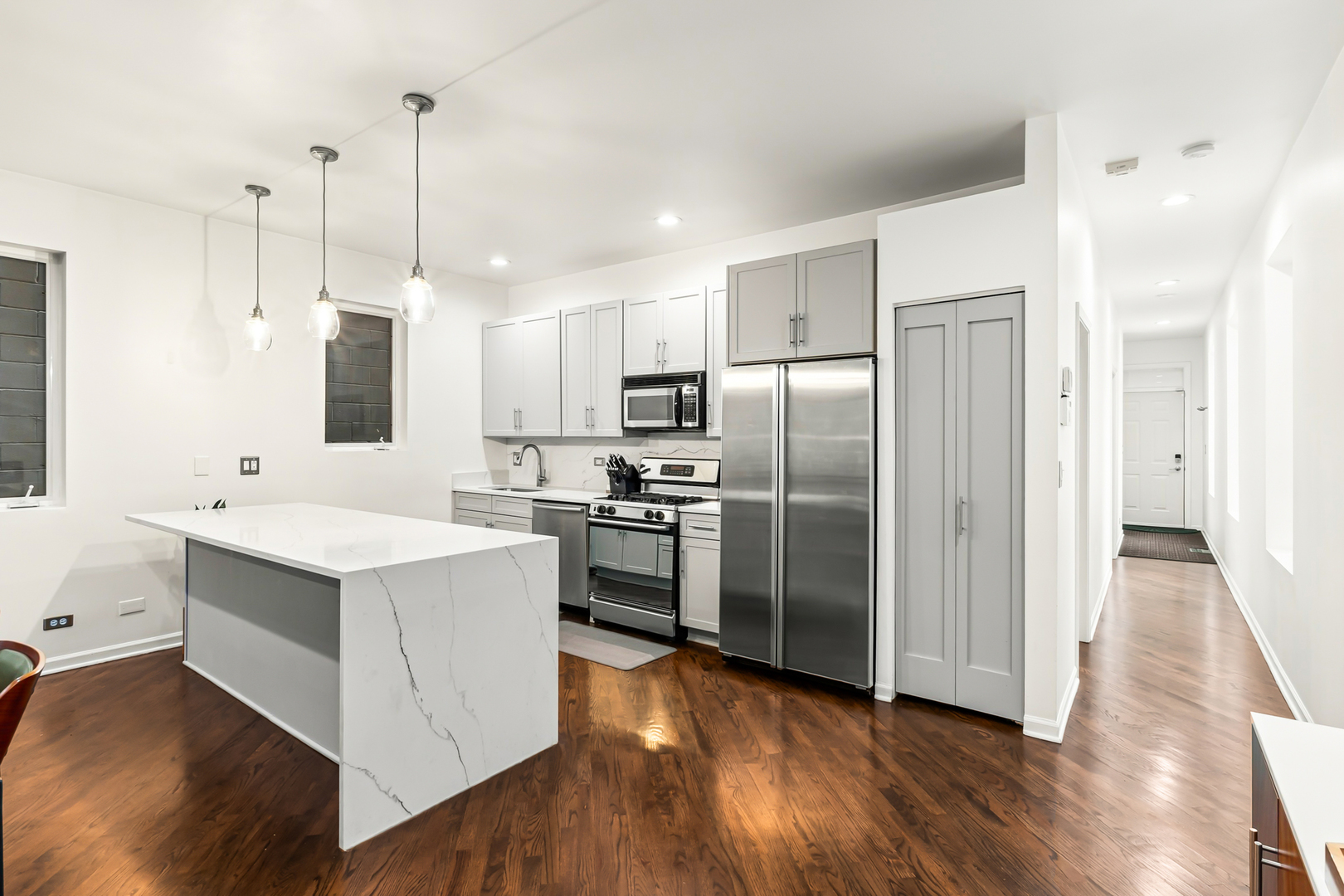 942 N Wolcott Avenue Unit: 1