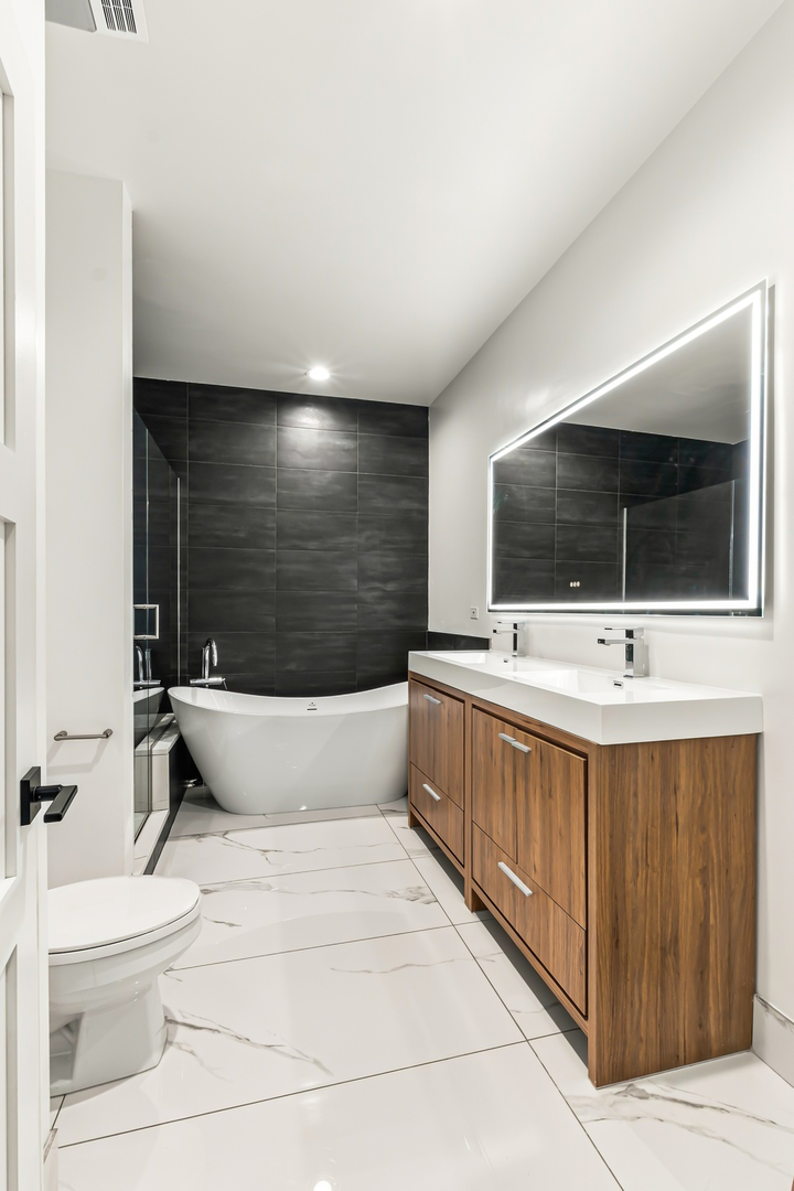 942 N Wolcott Avenue Unit: 1