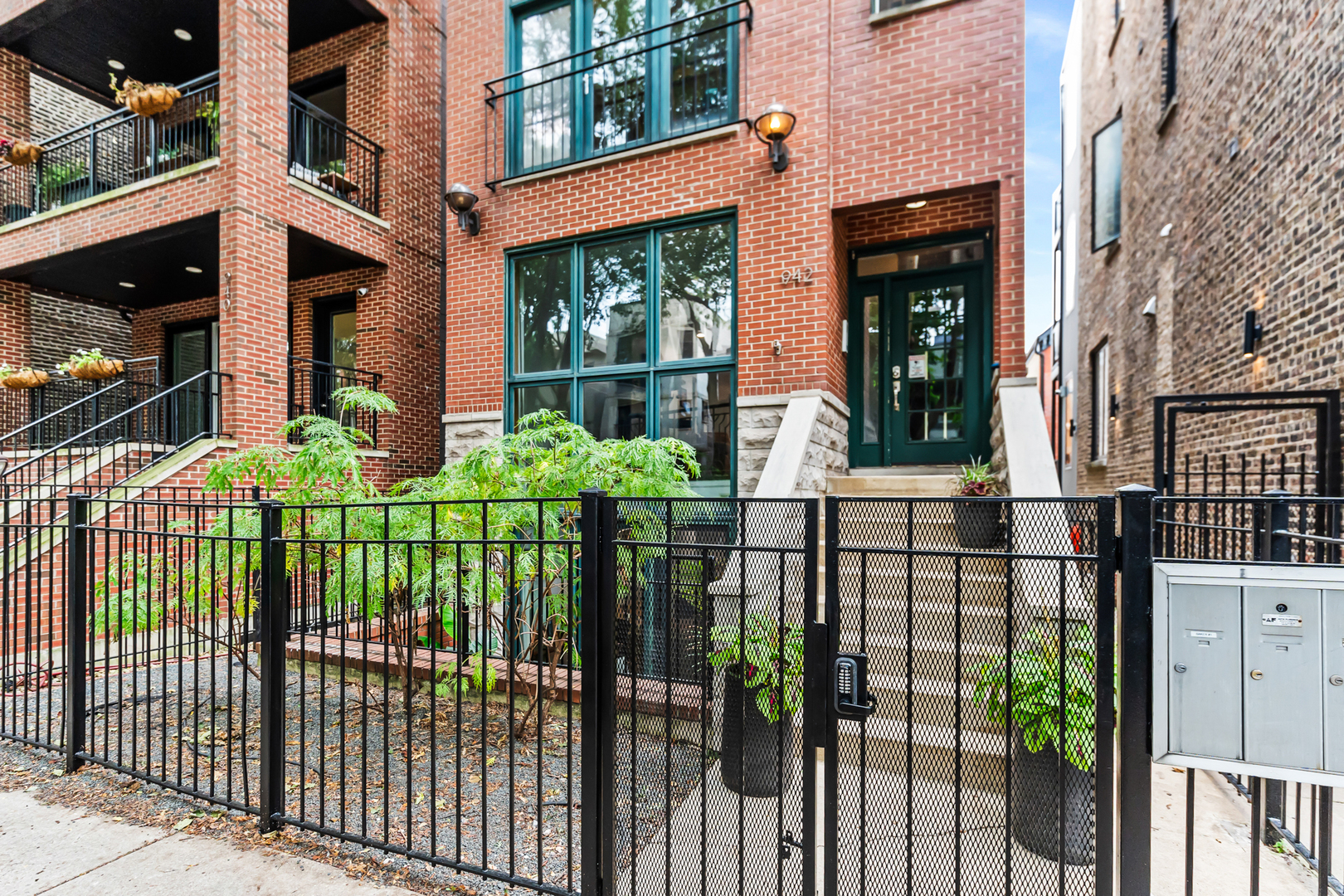 942 N Wolcott Avenue Unit: 1