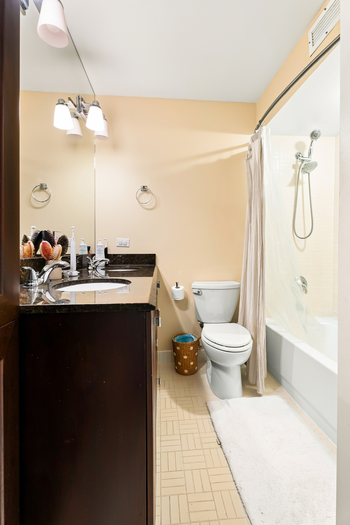 2100 N Lincoln Park W. Unit: 5EN