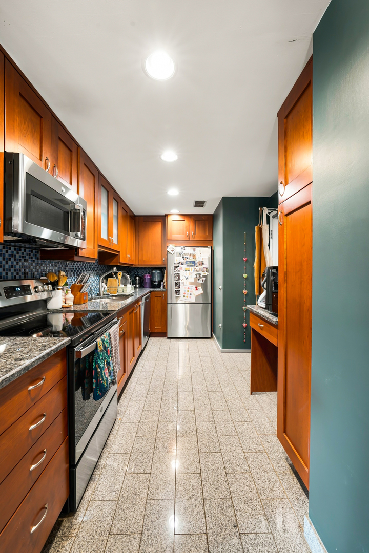 2100 N Lincoln Park W. Unit: 5EN