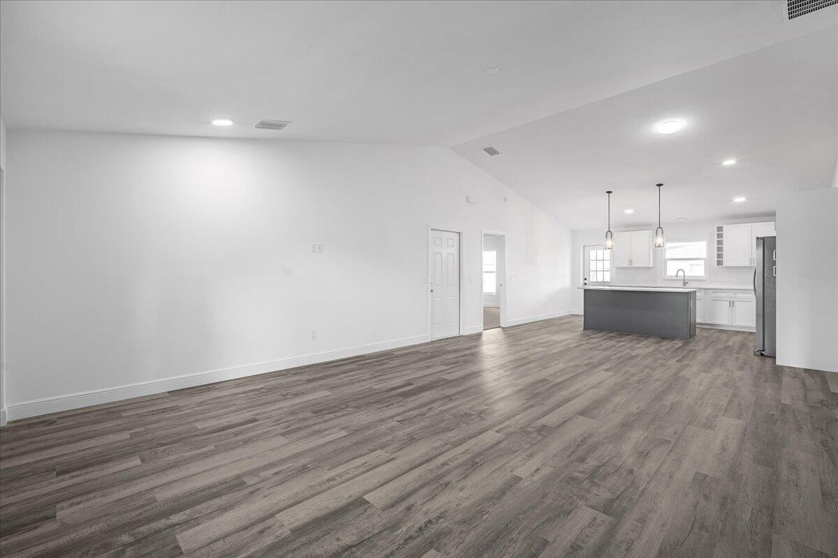 945 N Singleton Avenue