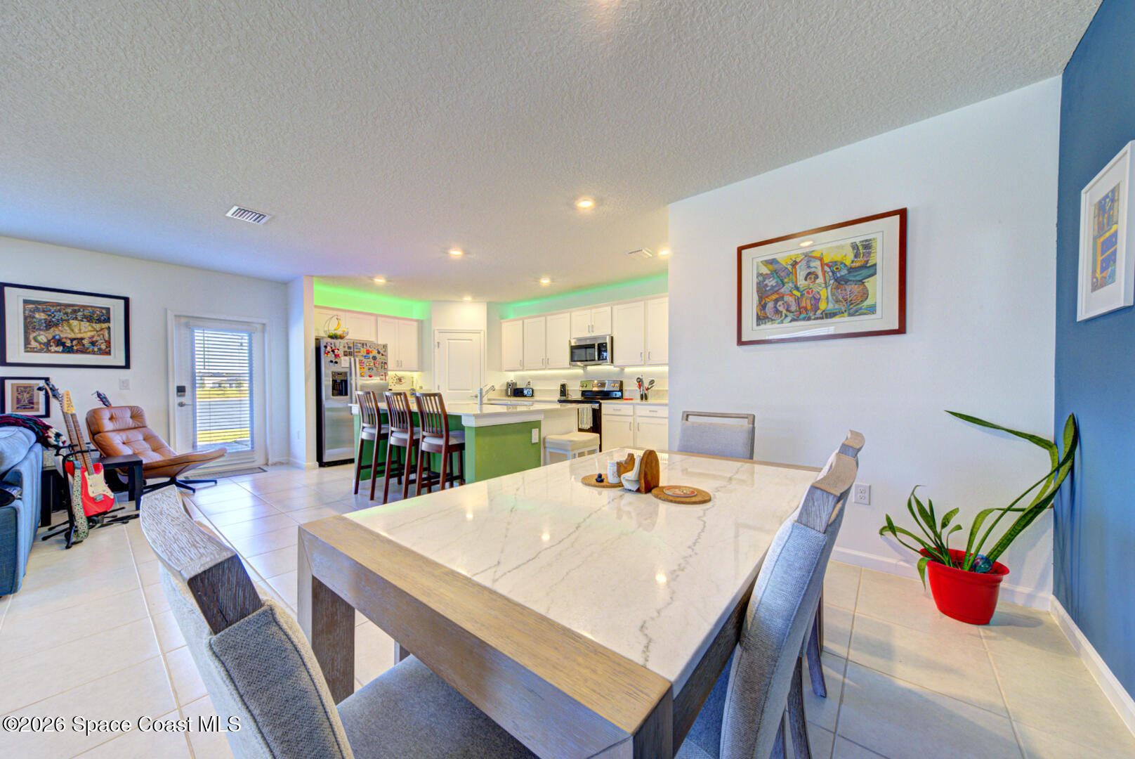 712 Papillon Street SW