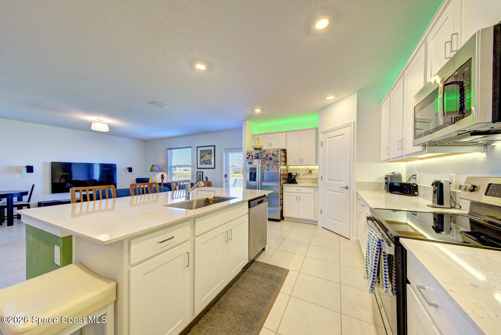712 Papillon Street SW