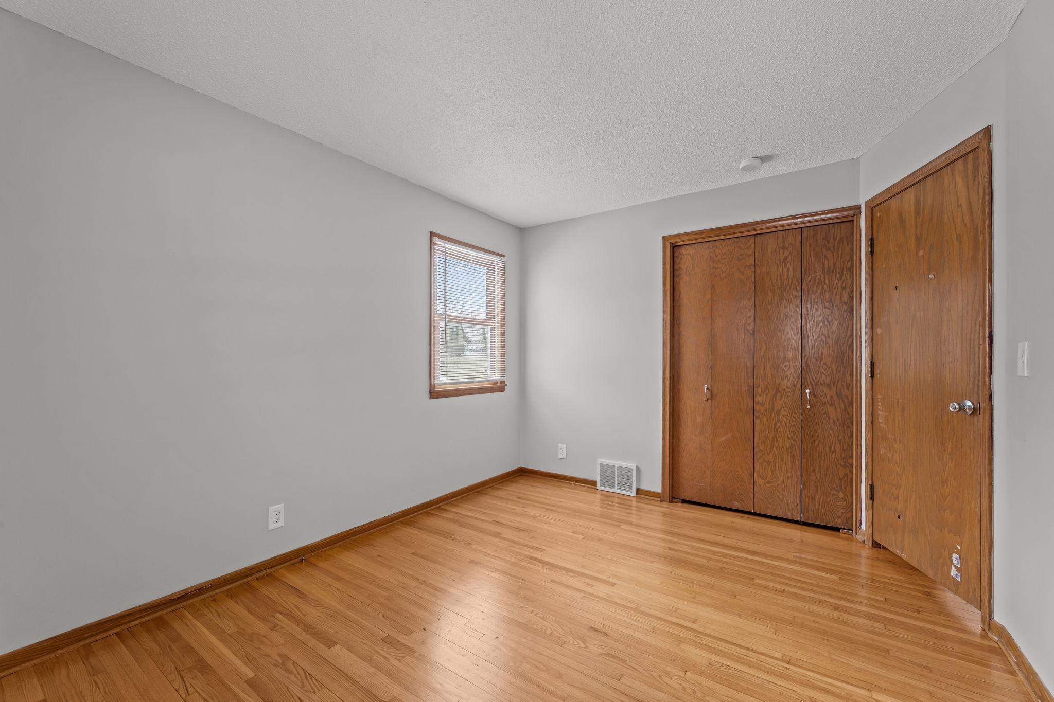 5956 5th Street NE