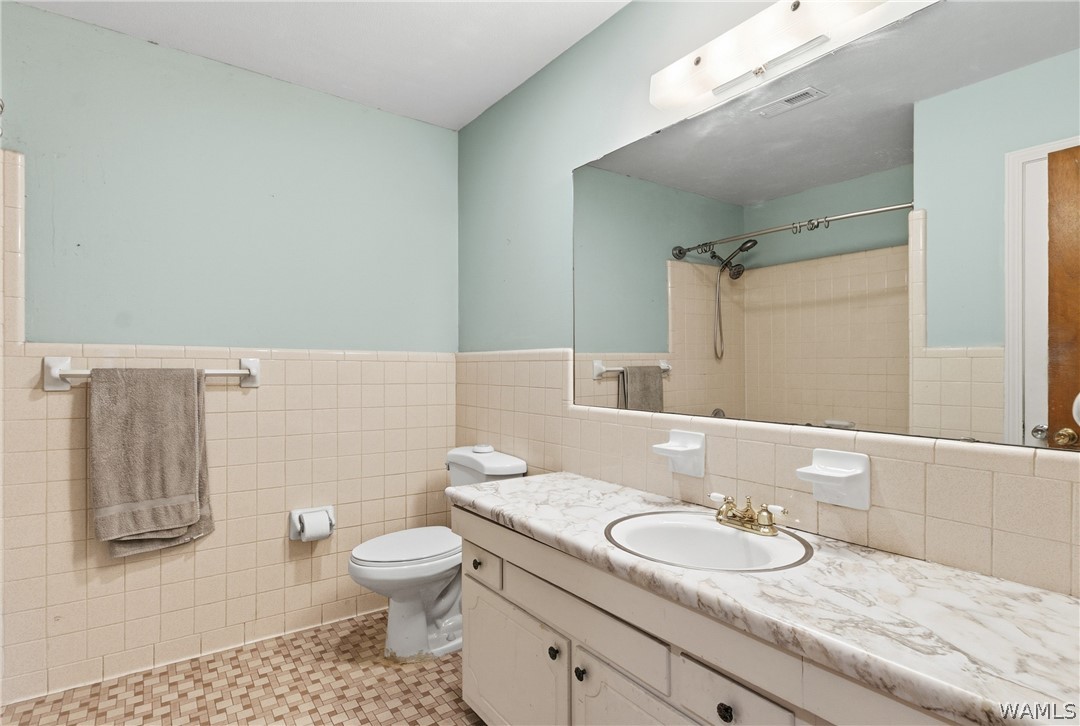 2564 Twin Manor