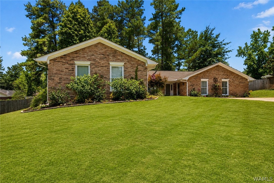 6136 Woodcrest Dr