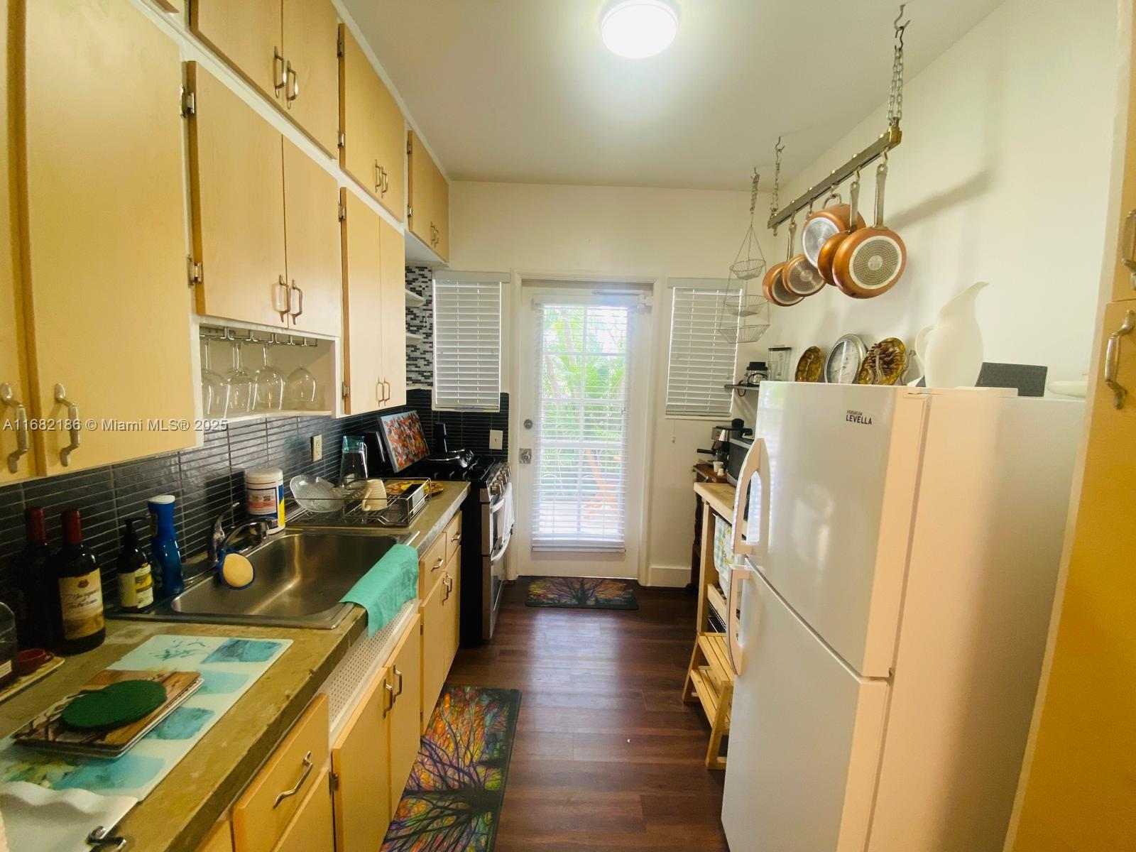 1755 Washington Ave # 1B