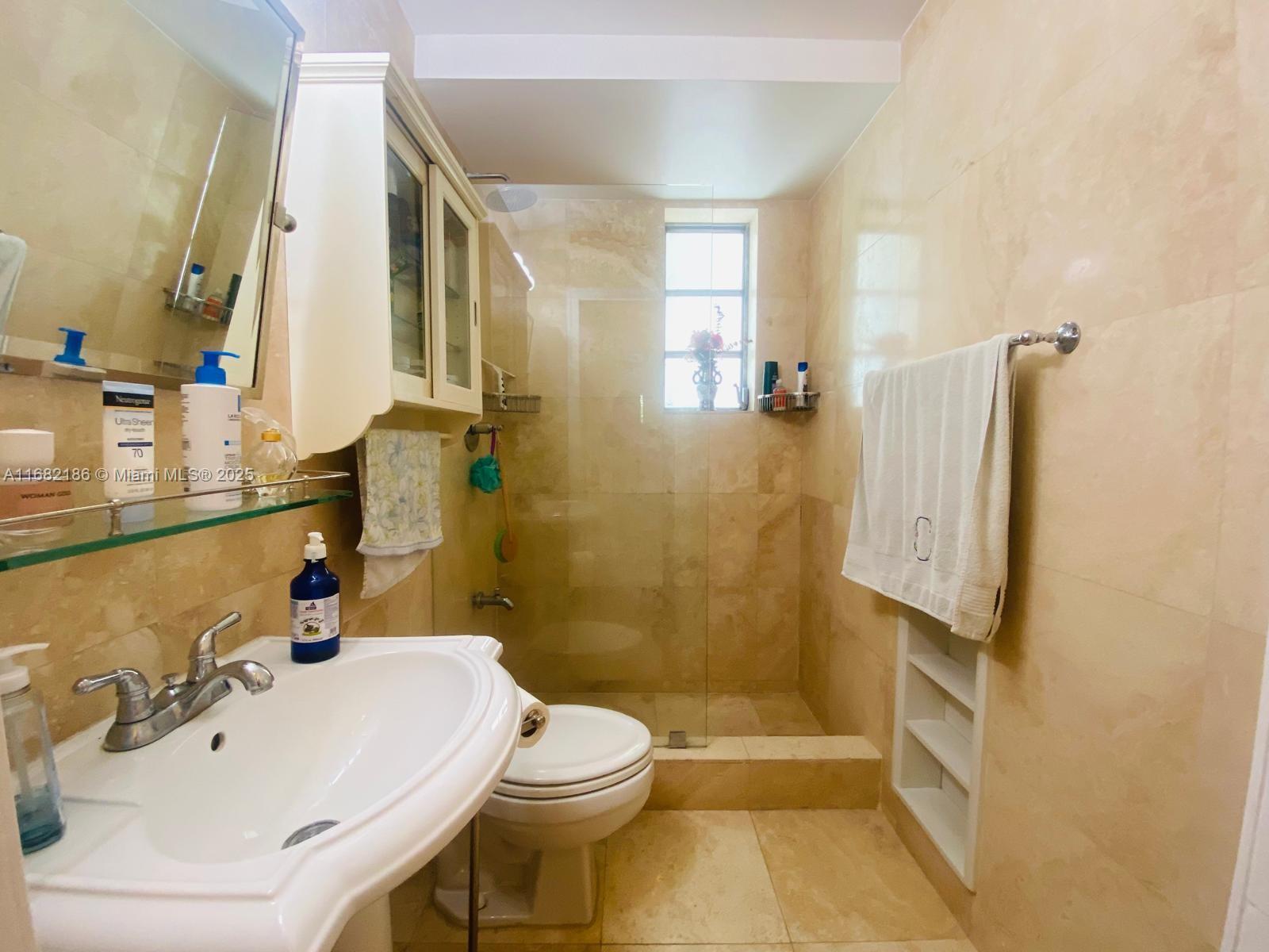 1755 Washington Ave # 1B