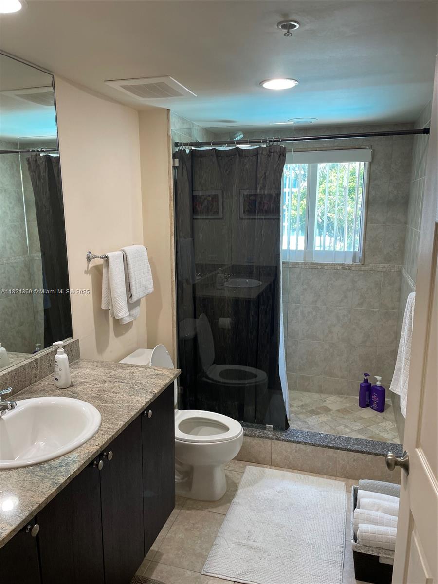 2000 N Bayshore Dr # 201