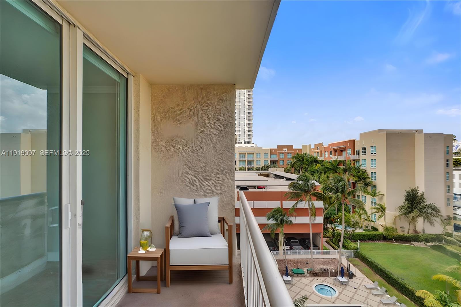 2000 N Bayshore Dr # 605