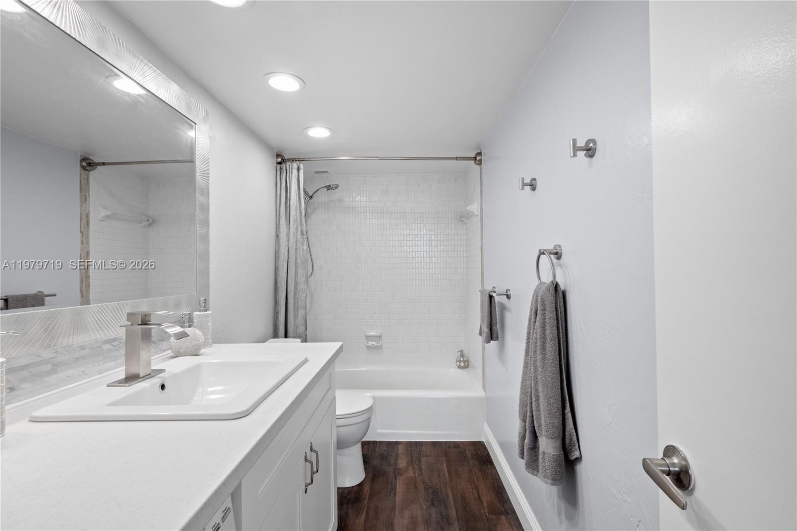 427 Golden Isles Dr # 11H