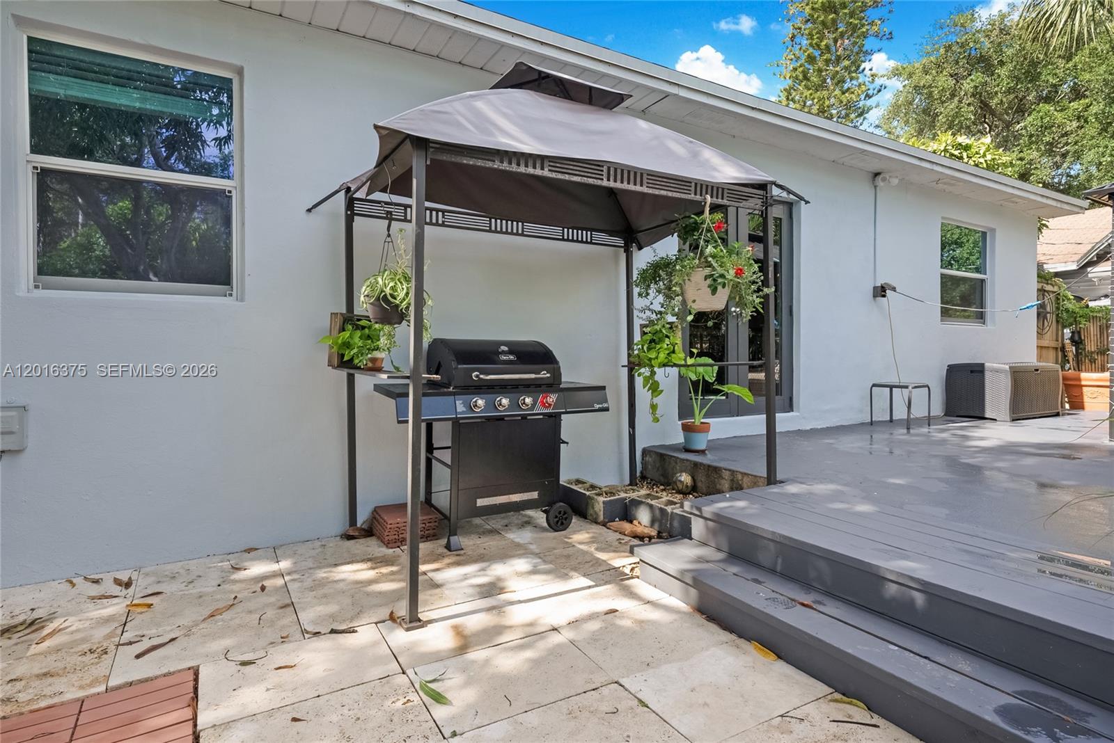 2747 Dewey St