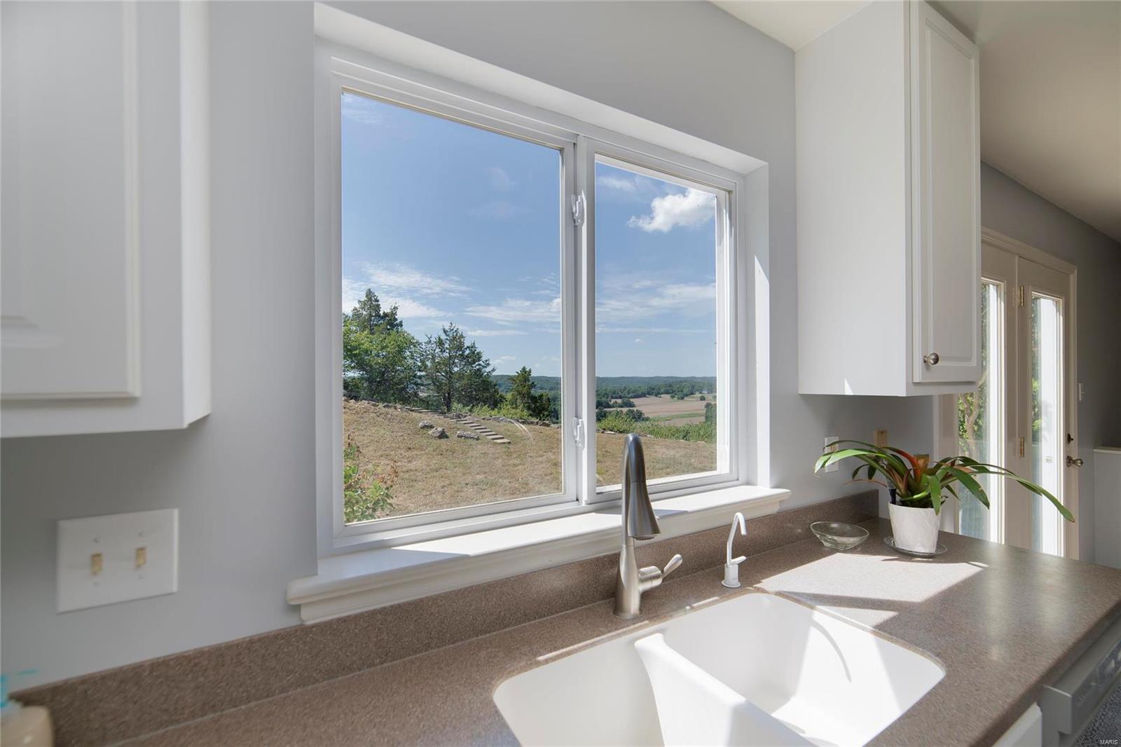 552 Bluffs View Court