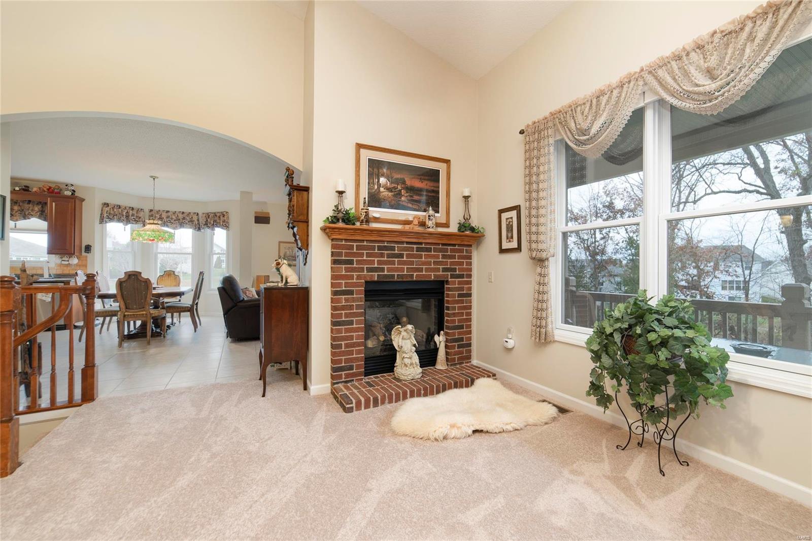 660 Falconcrest Drive