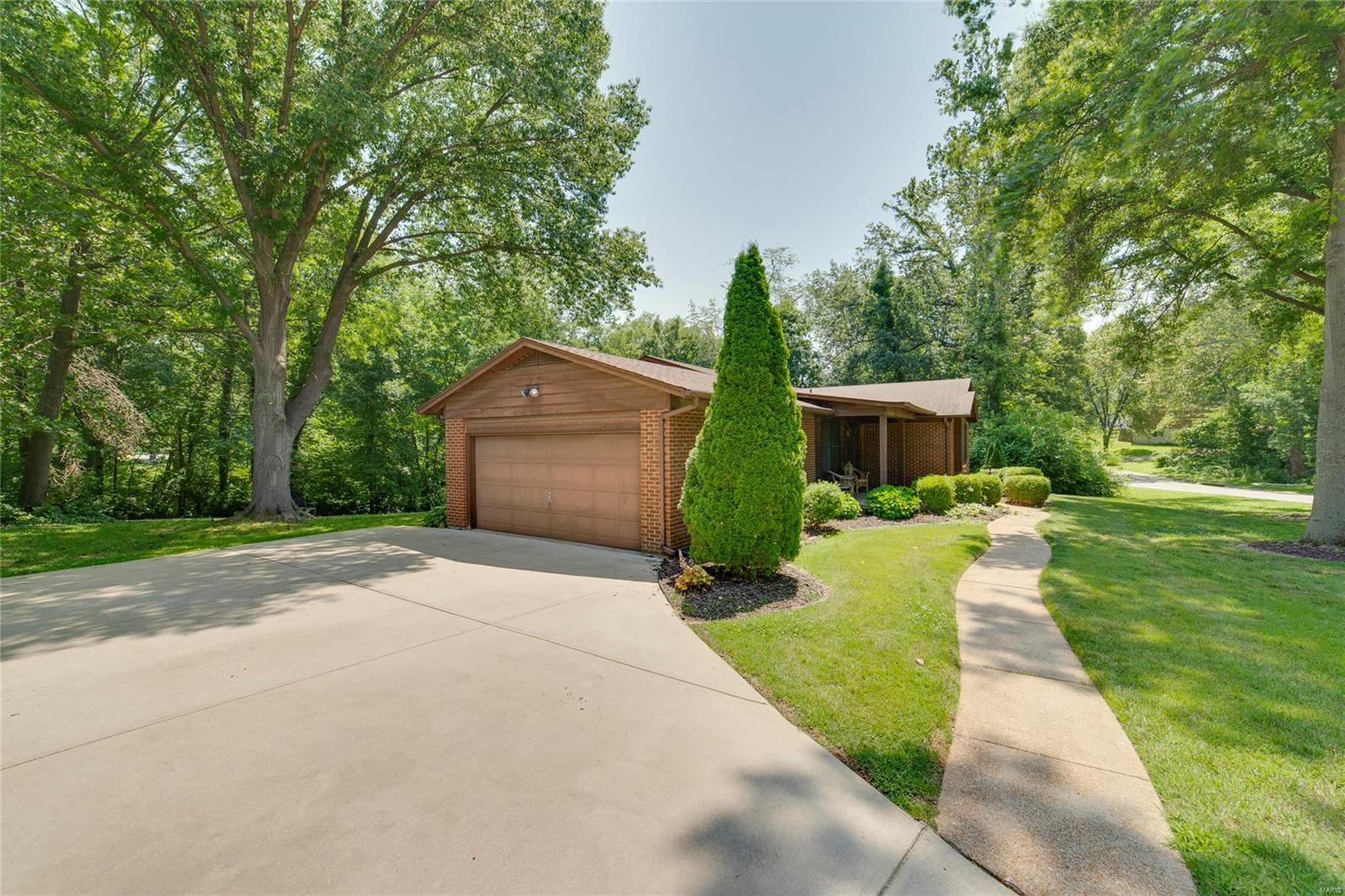 2932 Greenleaf Drive