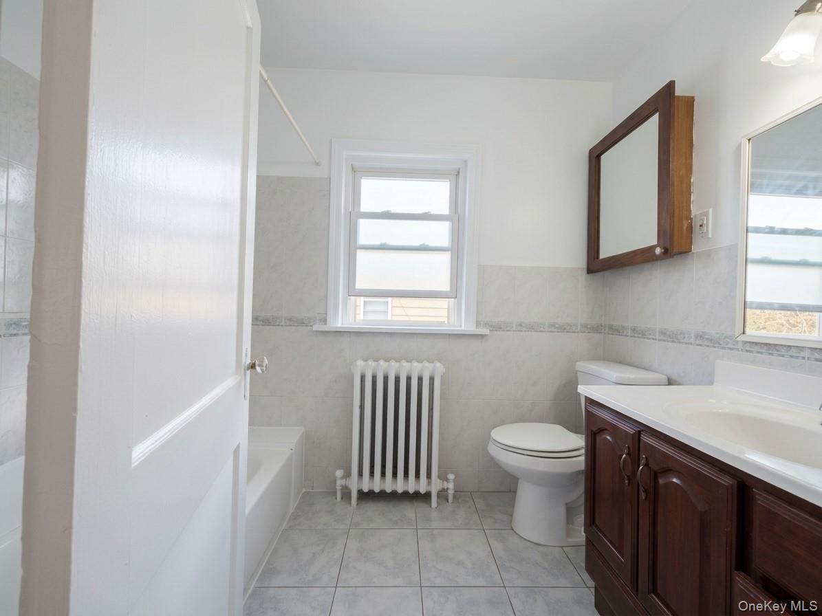 122 Greenvale Avenue Unit: Apt #2