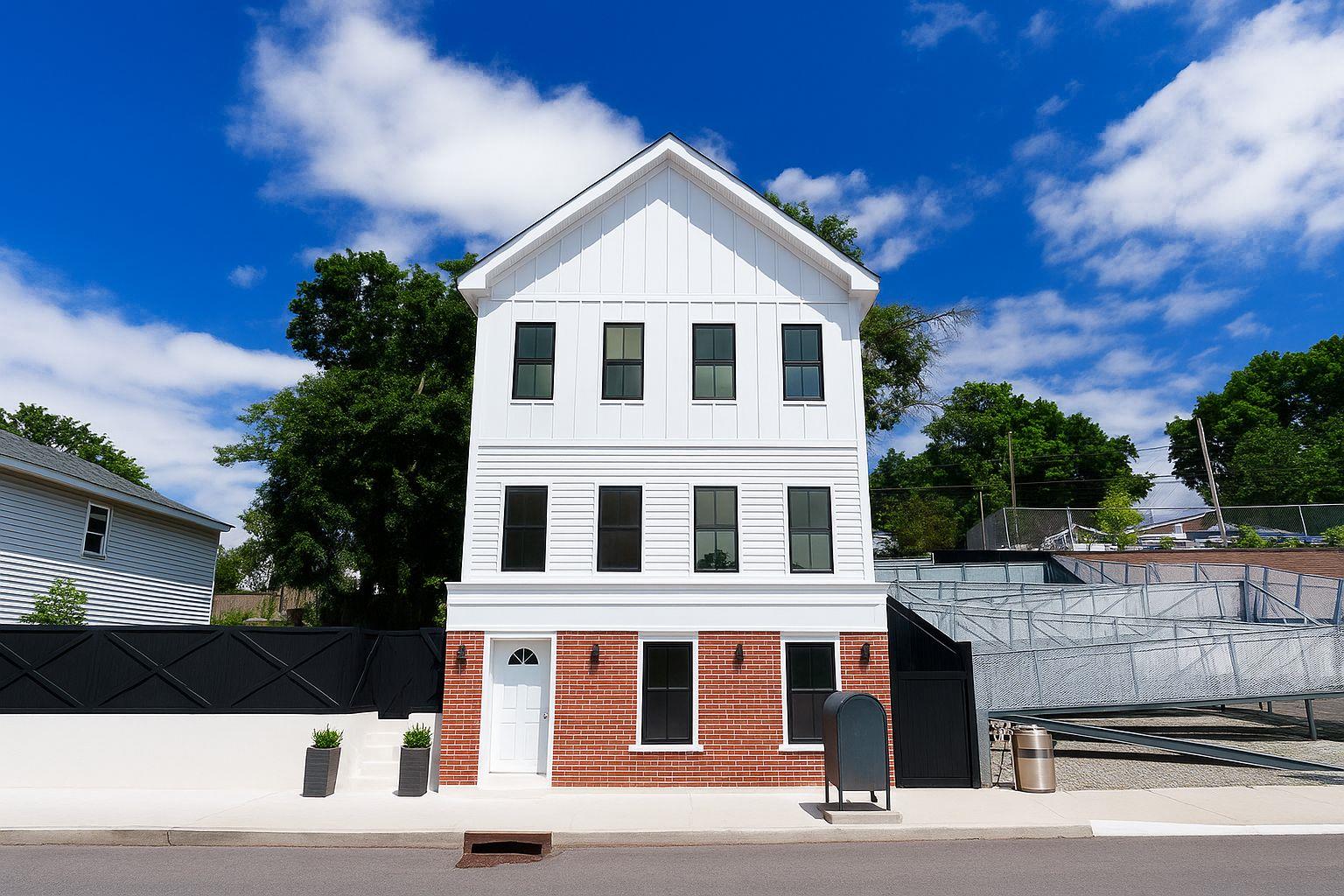328 columbia Street Unit: 3