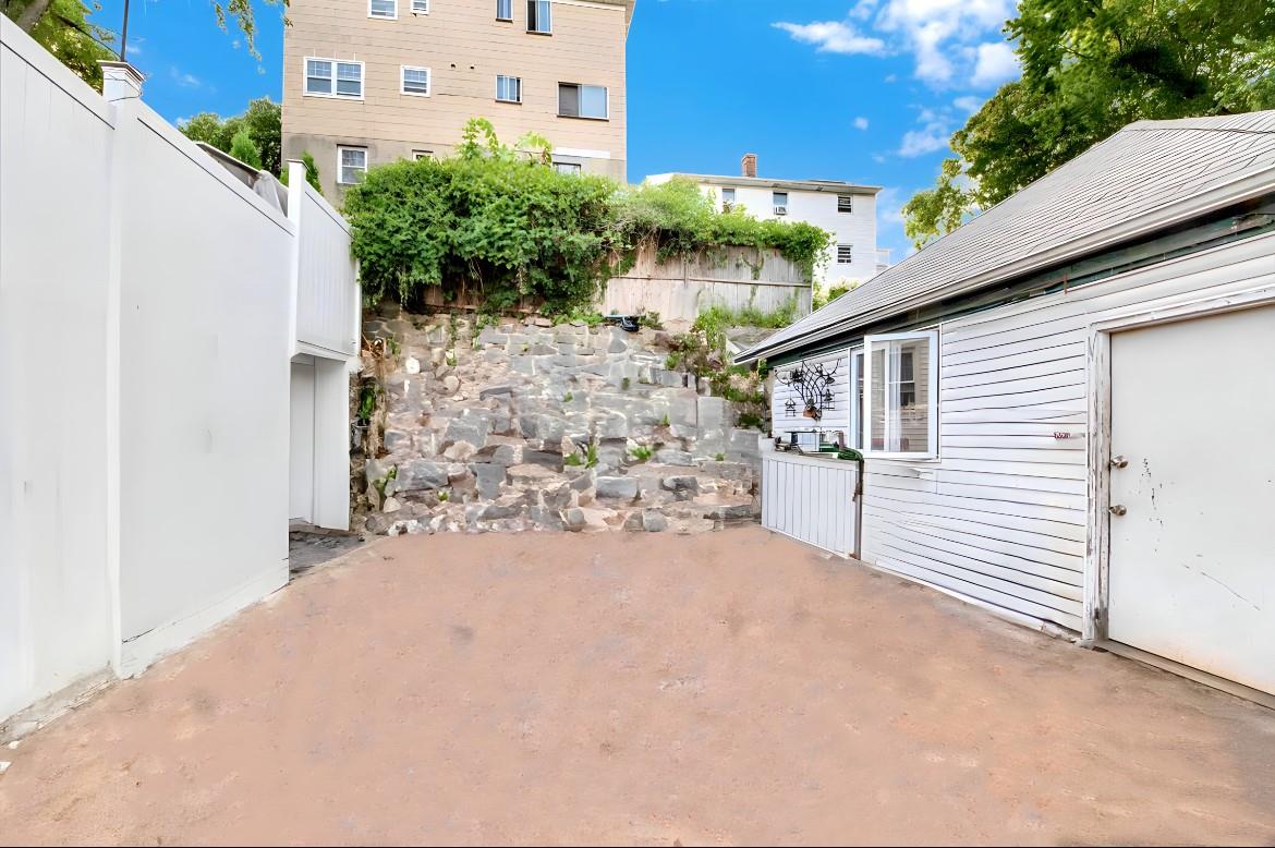 141 vineyard Ave