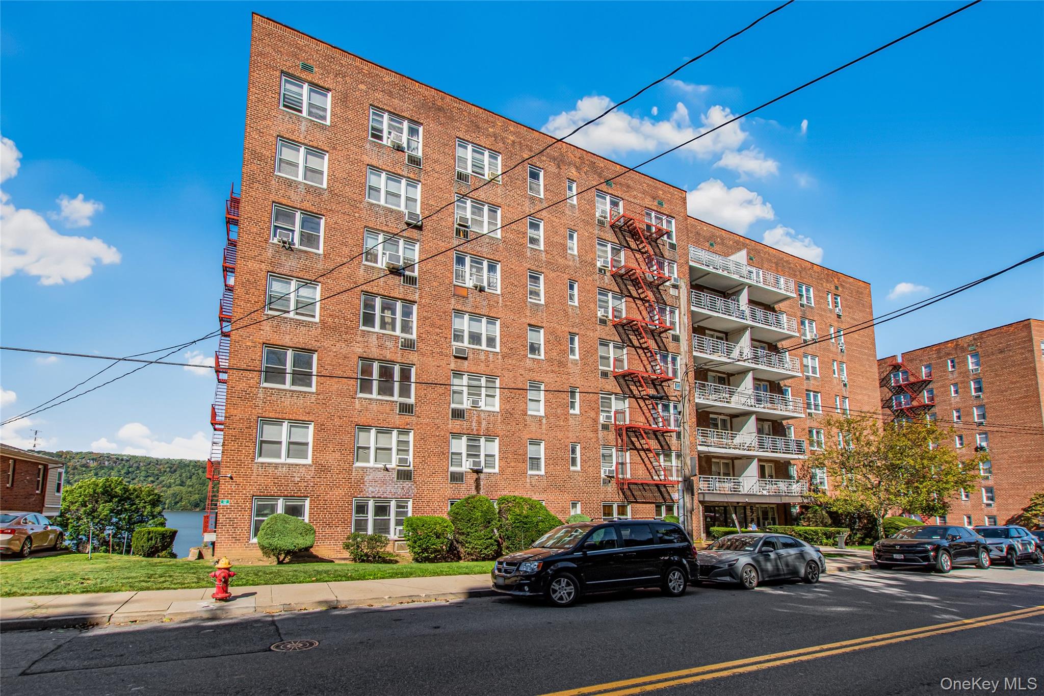 679 Warburton Avenue Unit: 2R