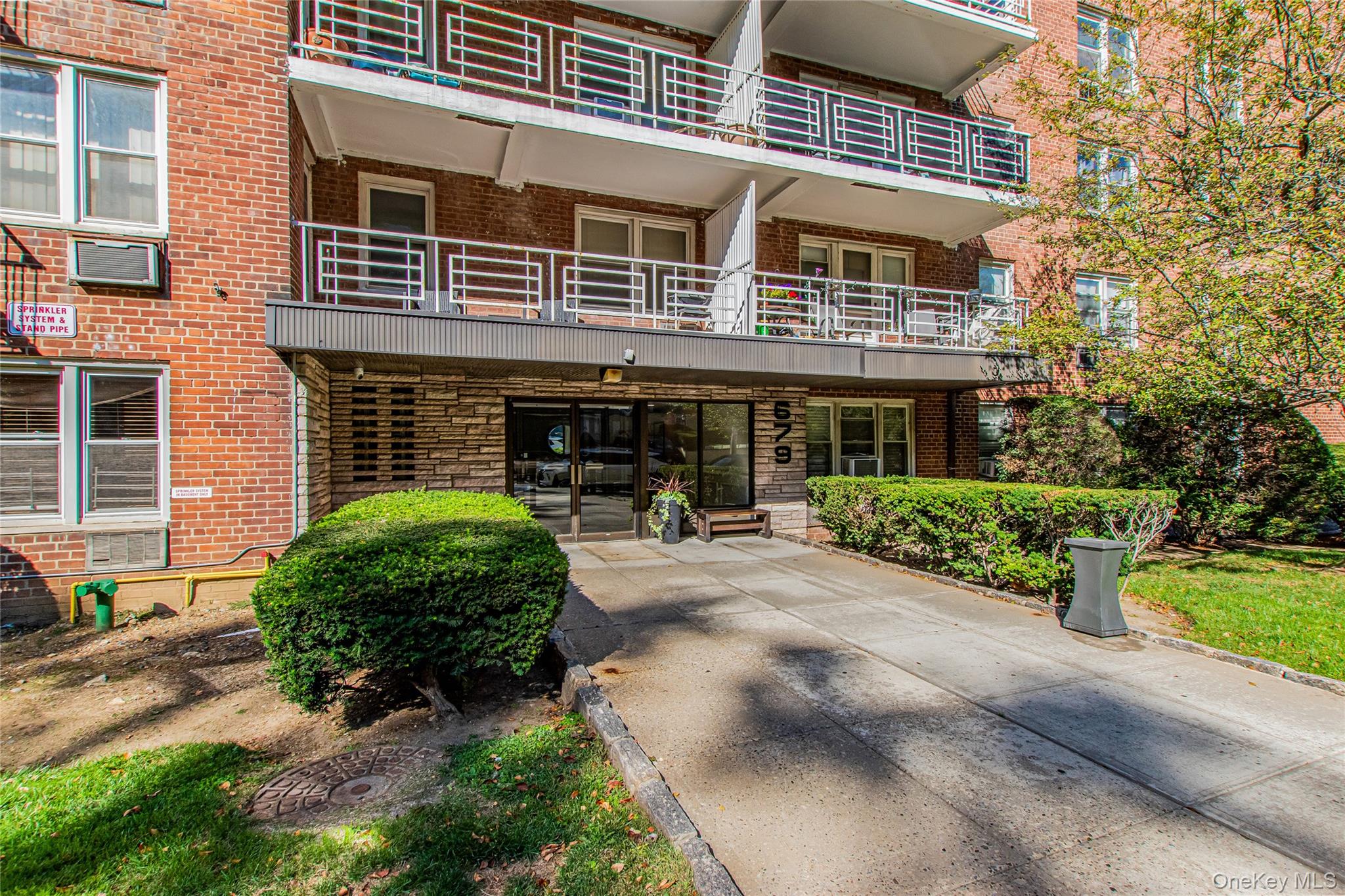 679 Warburton Avenue Unit: 2R