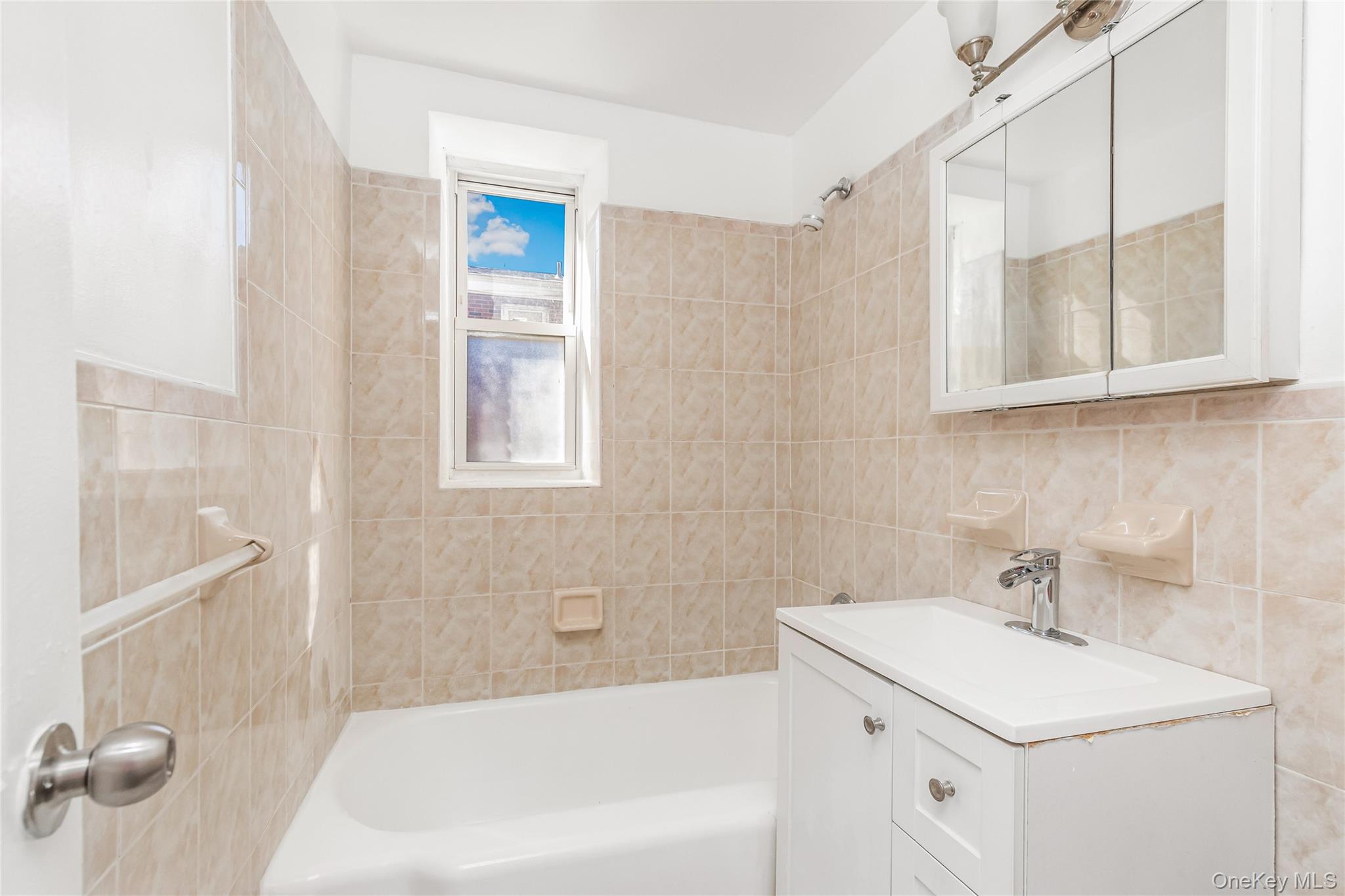 679 Warburton Avenue Unit: 2R