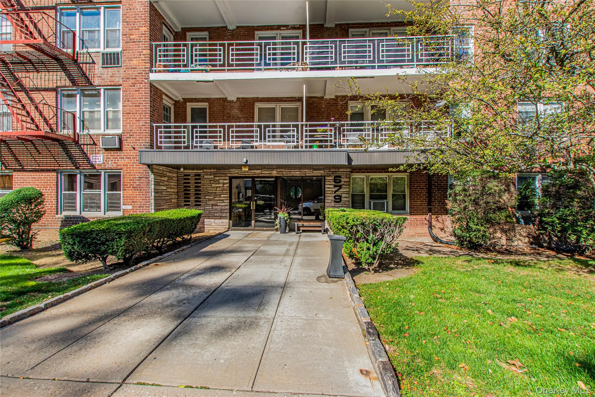 679 Warburton Avenue Unit: 2R