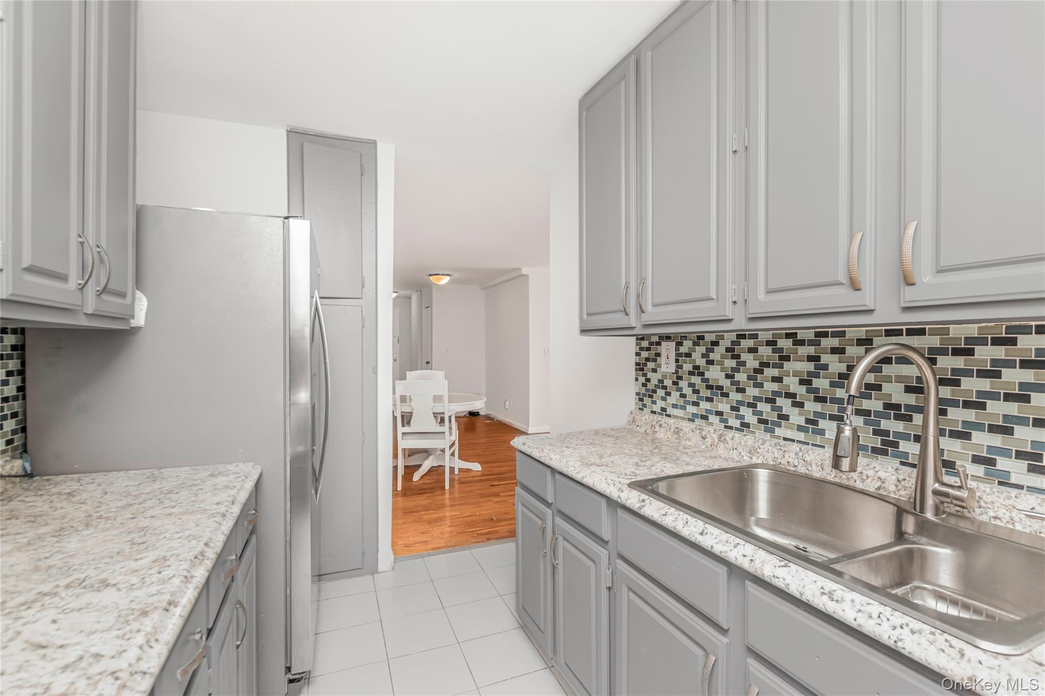 679 Warburton Avenue Unit: 2R