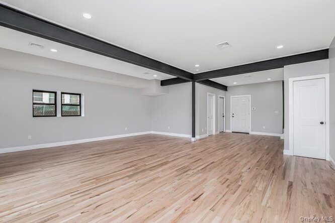 32 Hunt (aka ) 91 Ridgeview Avenue