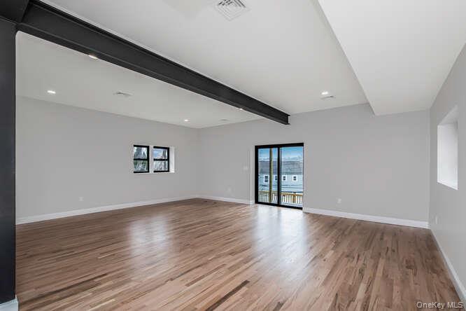 32 Hunt (aka ) 91 Ridgeview Avenue