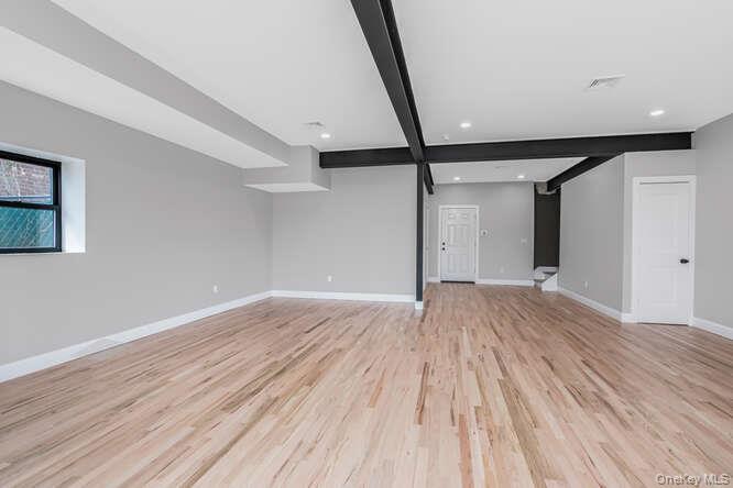 32 Hunt (aka ) 91 Ridgeview Avenue