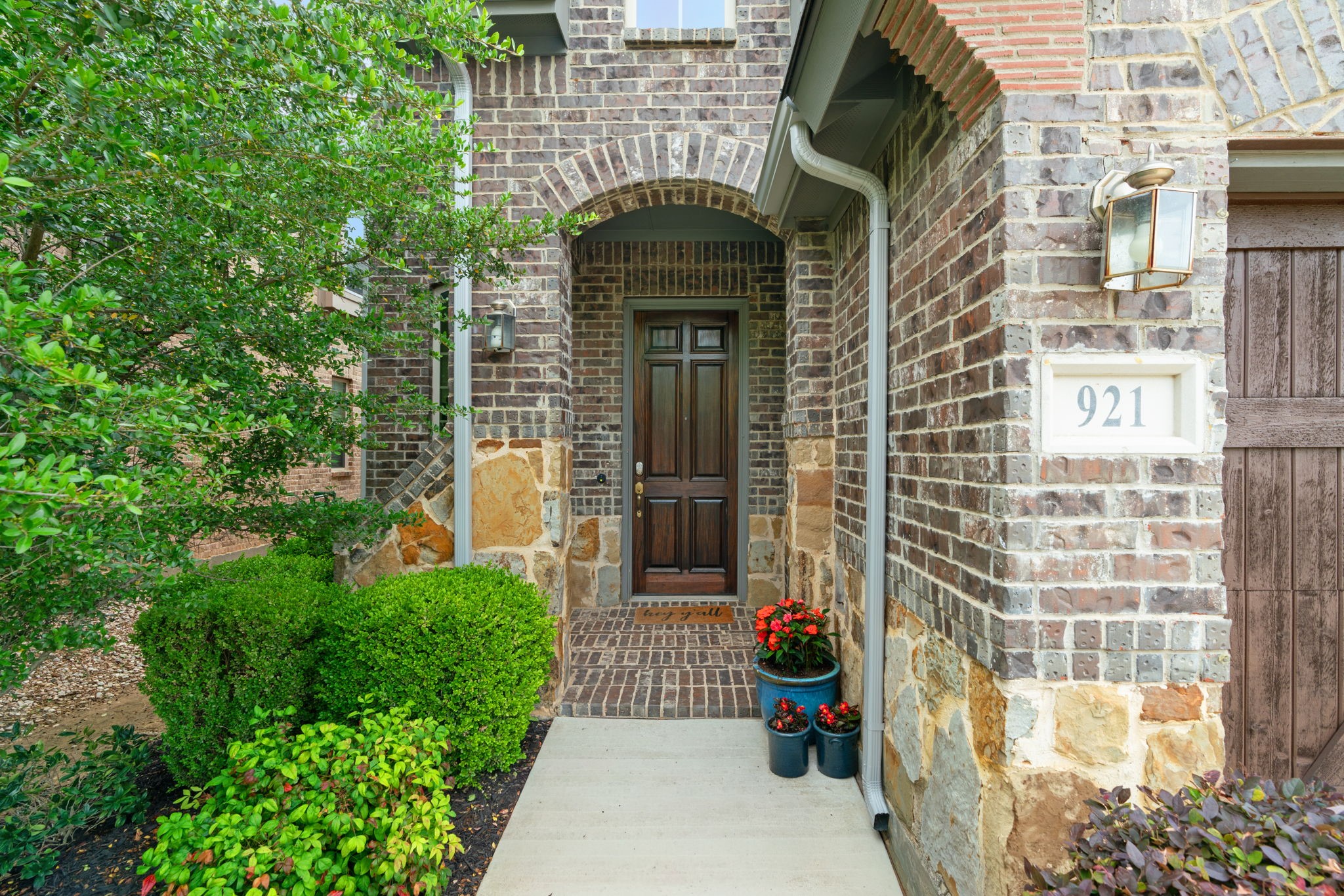 921 Montgomery Way