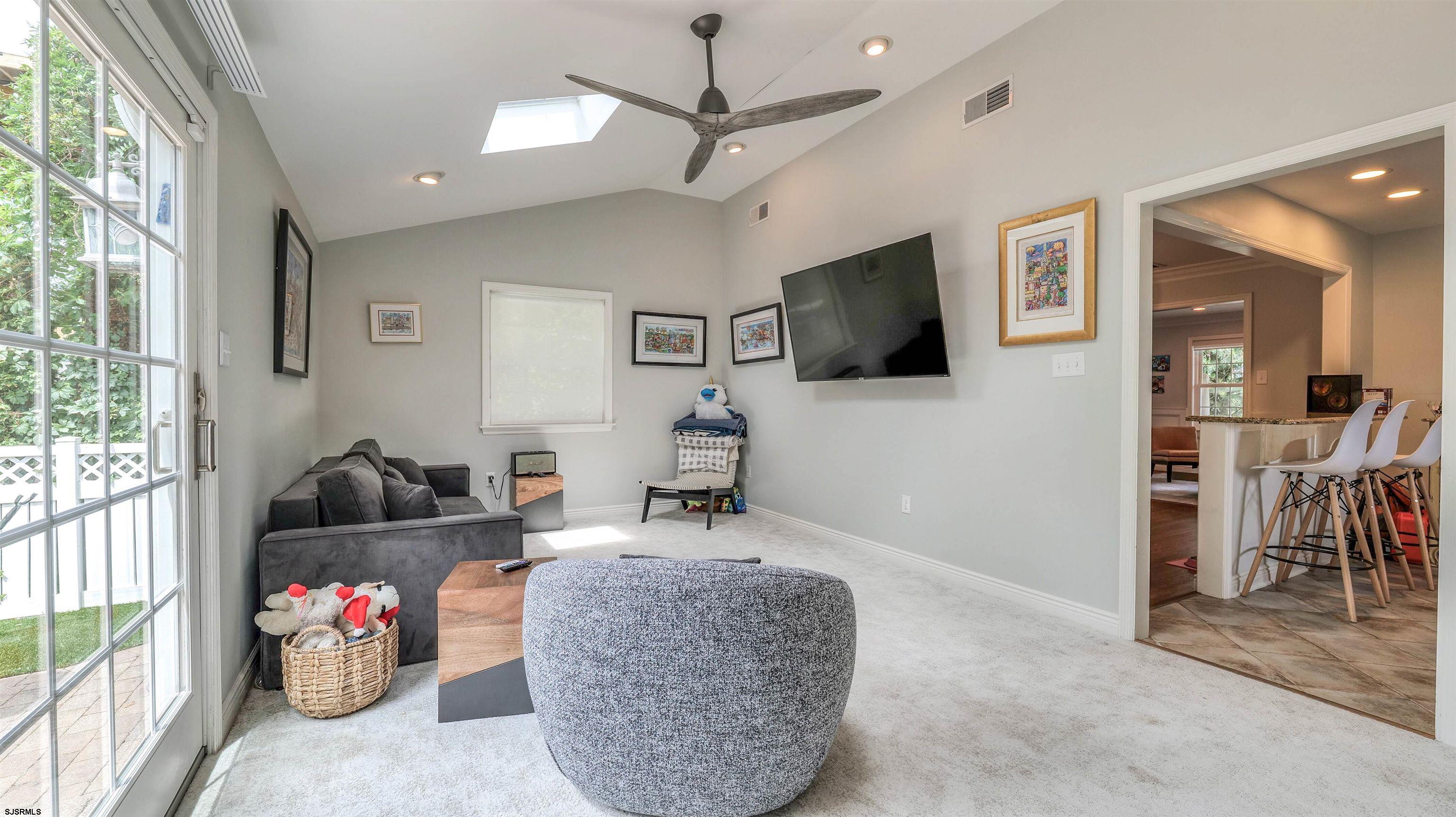 6 N Lancaster Ave
