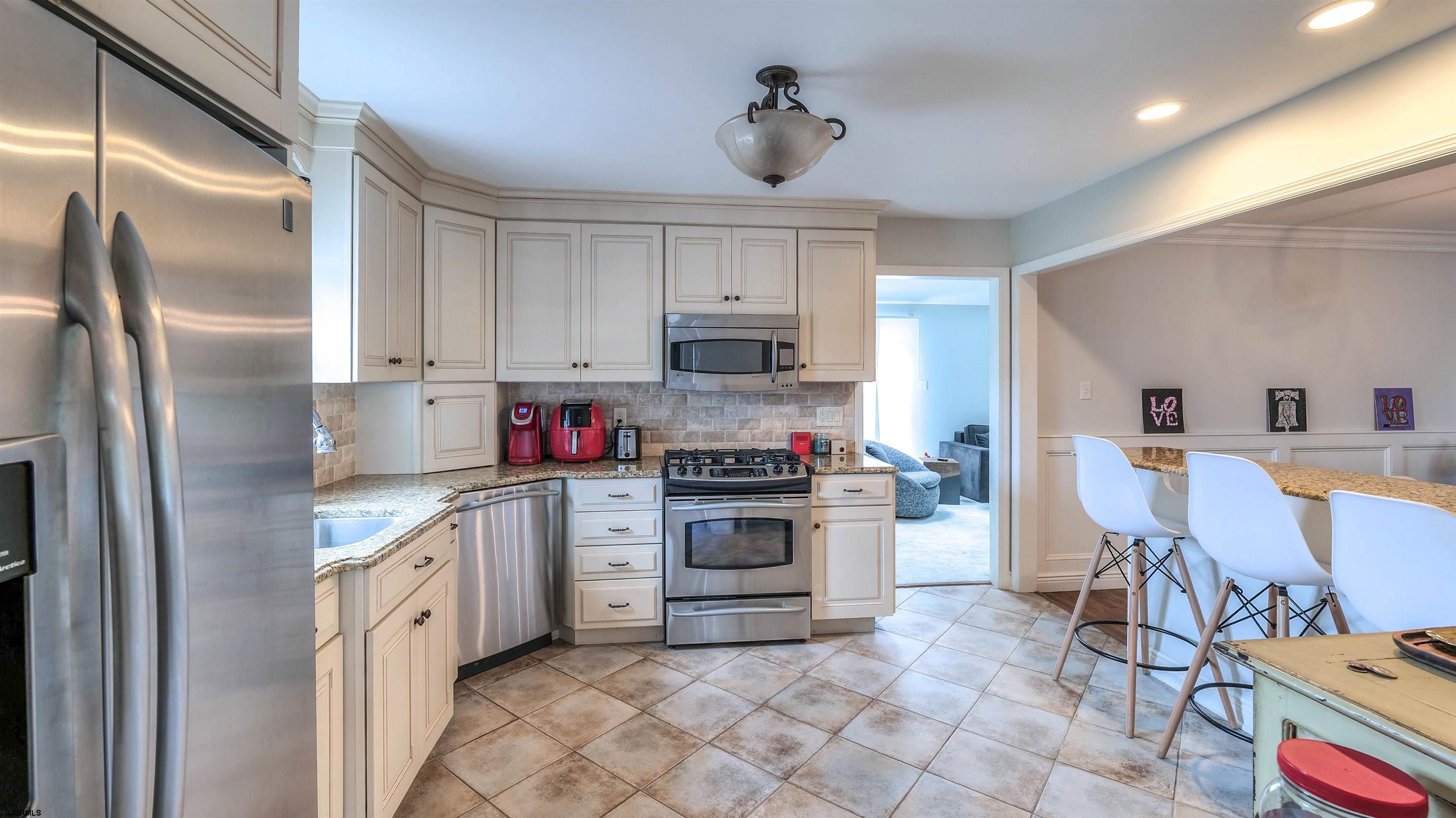 6 N Lancaster Ave