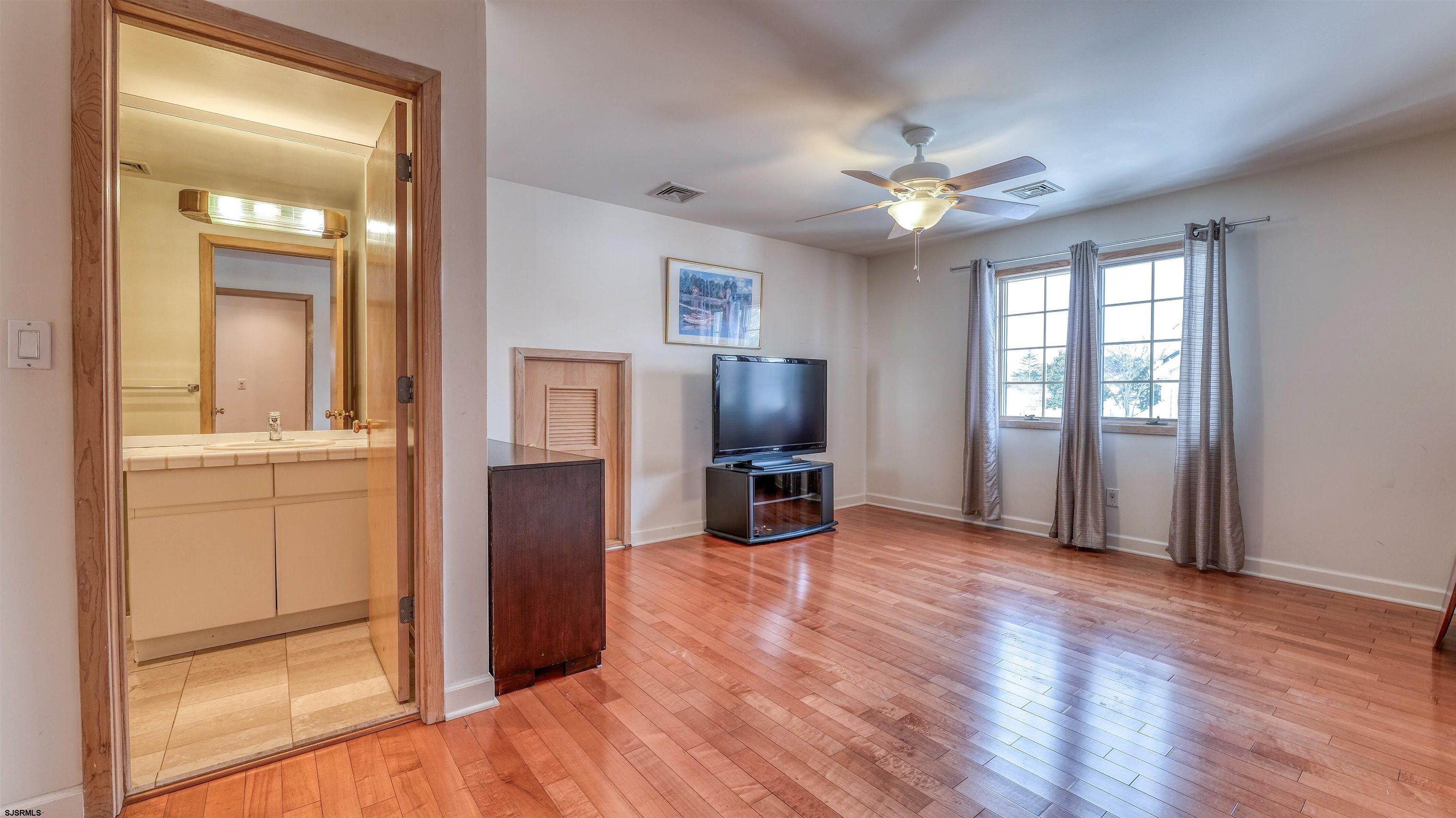 116 Country Club Dr