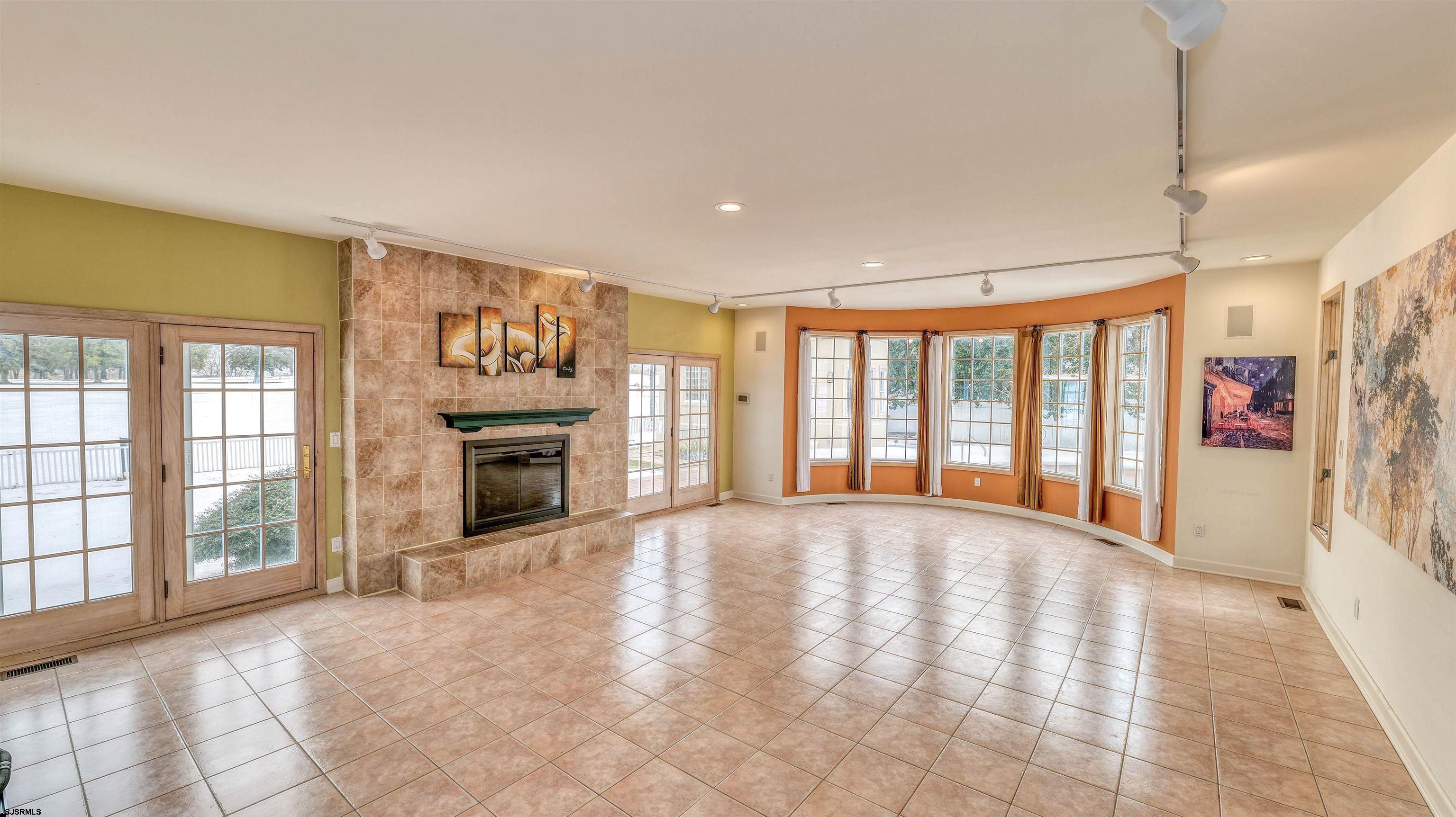 116 Country Club Dr