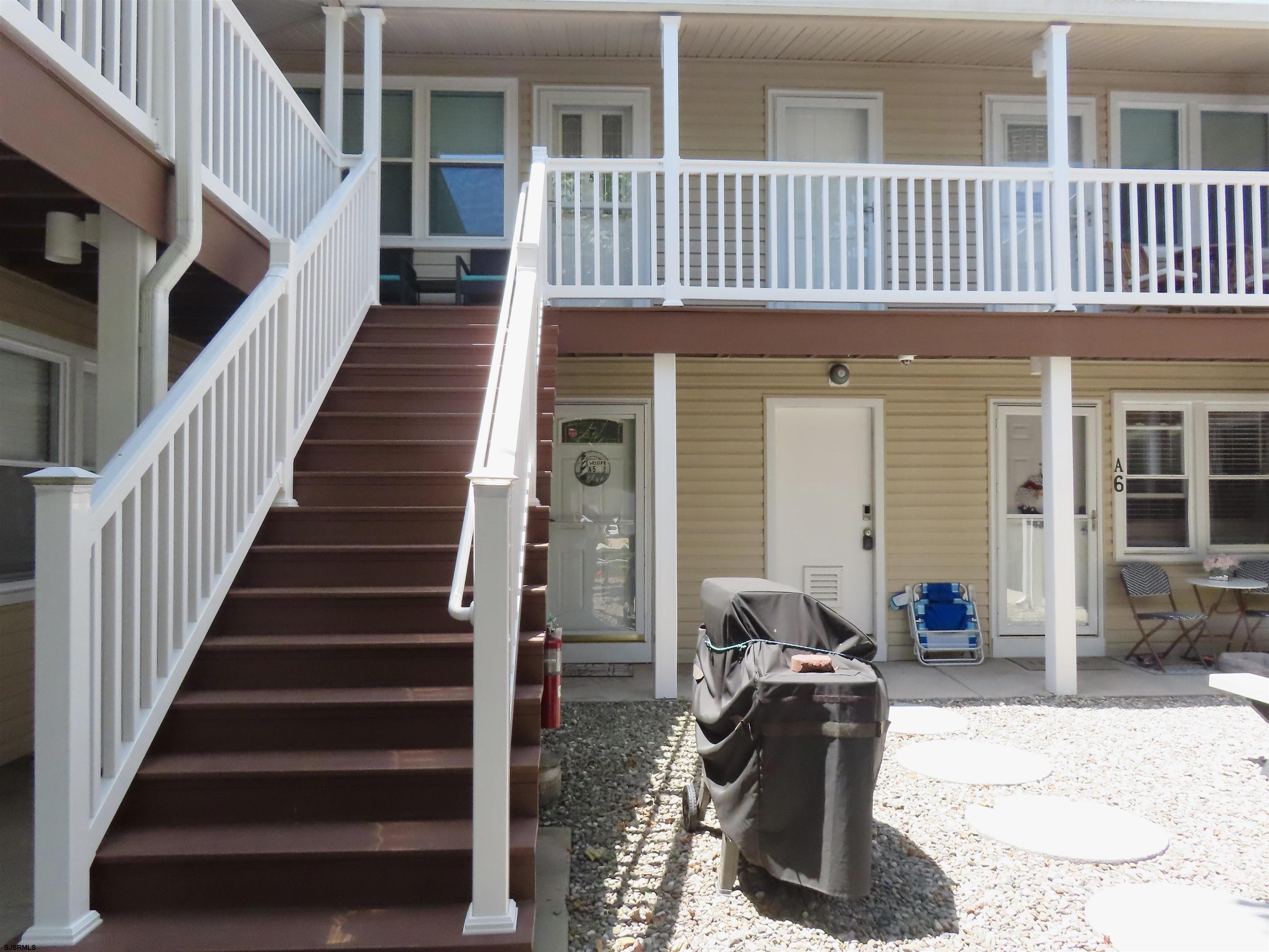 6 N Newport Ave