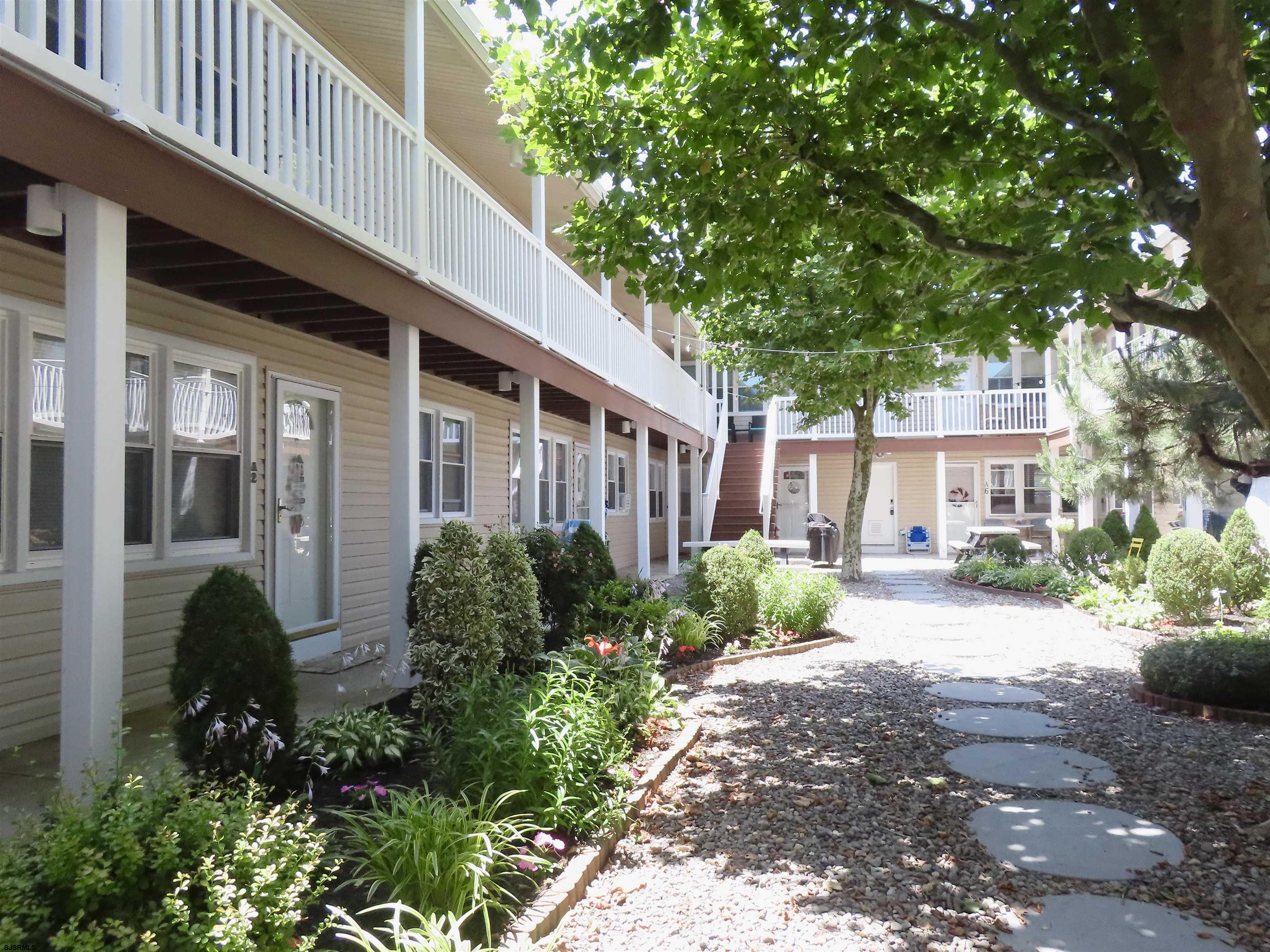 6 N Newport Ave