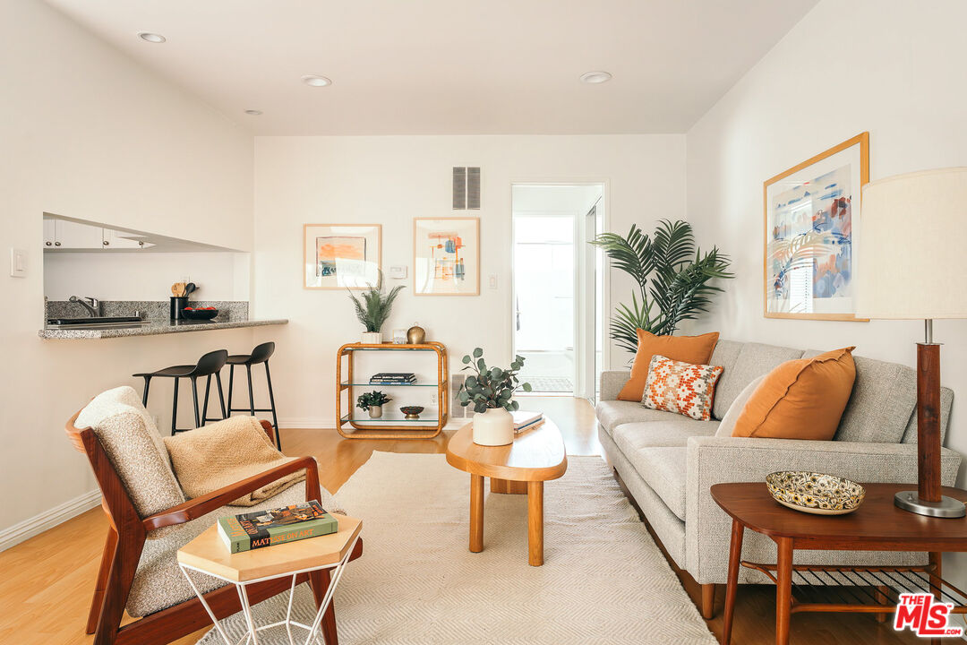 1930 N Vermont Ave Unit: 207