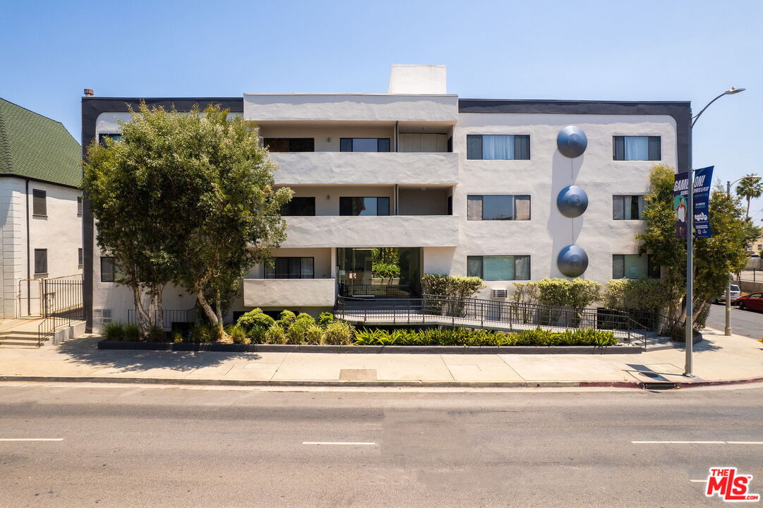 1930 N Vermont Ave Unit: 207
