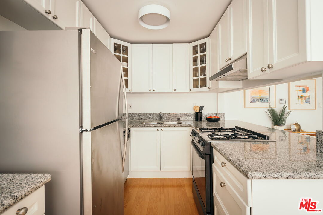 1930 N Vermont Ave Unit: 207