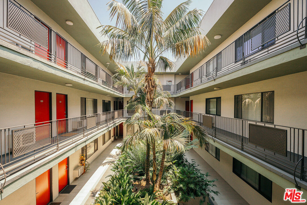 1930 N Vermont Ave Unit: 207