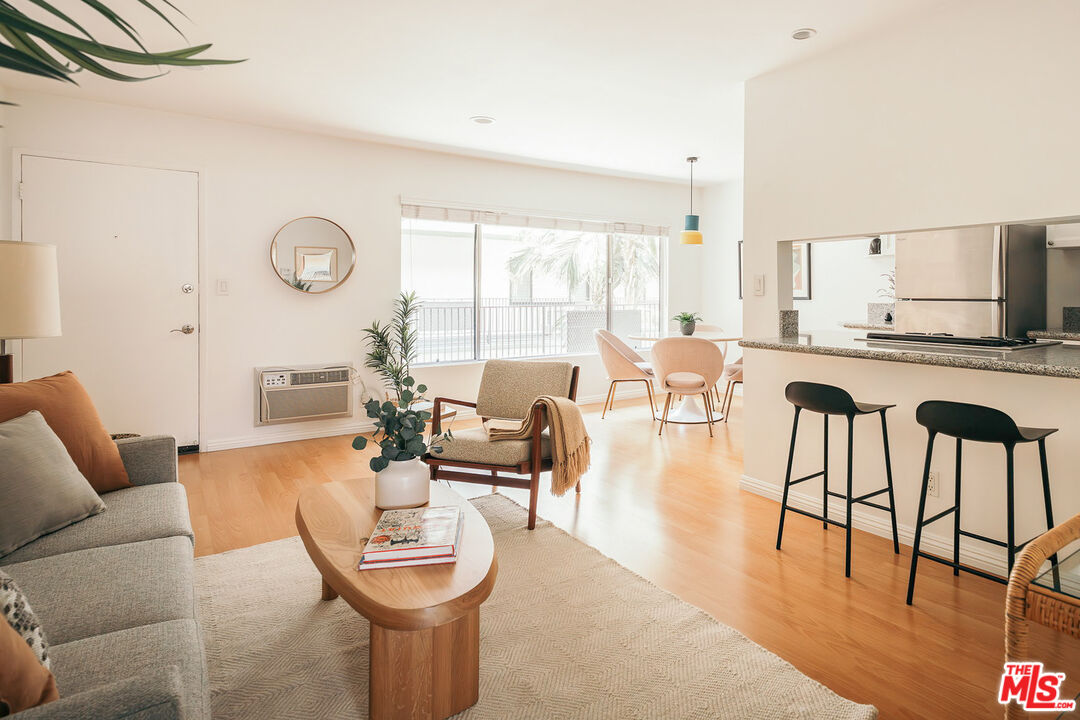1930 N Vermont Ave Unit: 207
