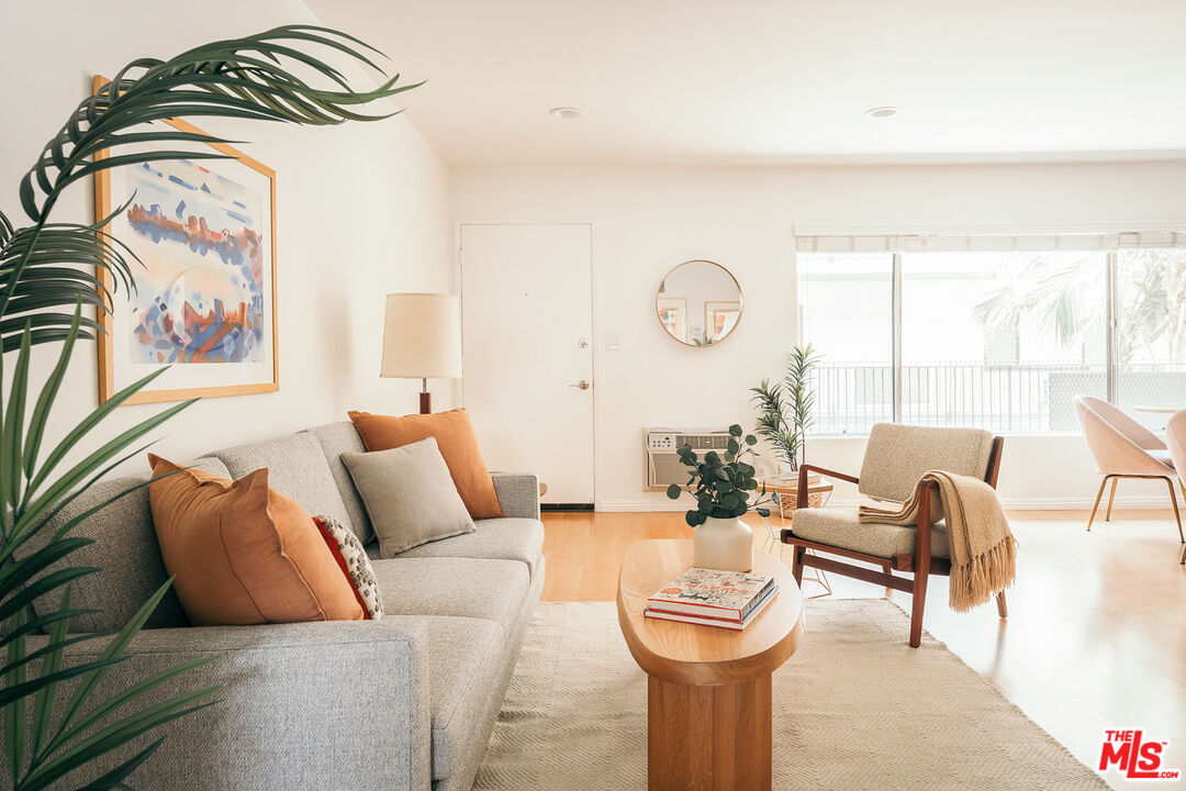 1930 N Vermont Ave Unit: 207